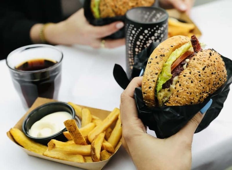 Amsterdam canal cruise with culinary burger or cheese & wine - Choosing between burgers and Dutch cheese