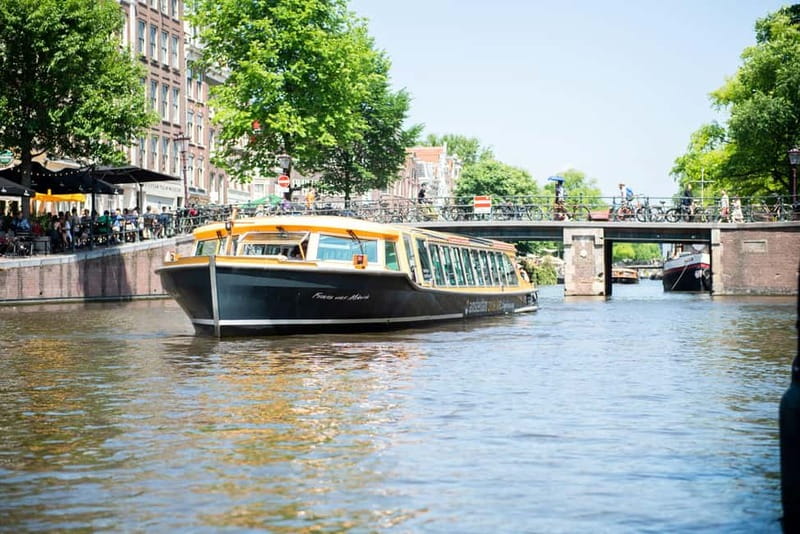 Amsterdam canal cruise with culinary burger or cheese & wine - The first stretch: Nine Streets and Herengracht