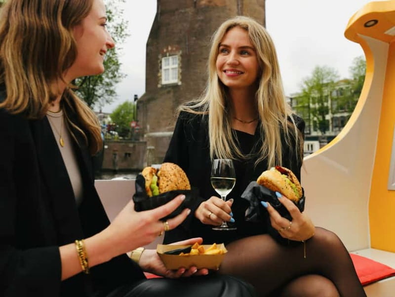 Amsterdam canal cruise with culinary burger or cheese & wine - A heated boat makes the evening easier