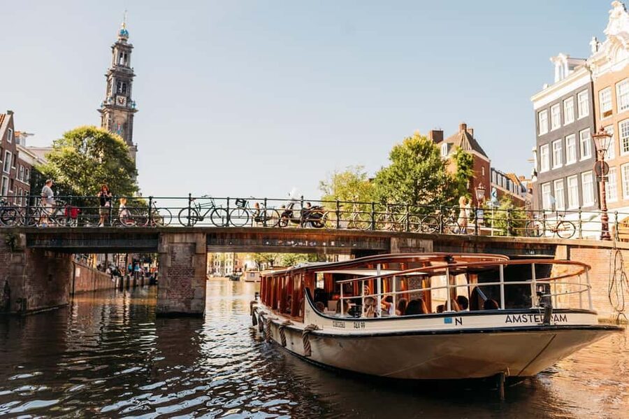 Amsterdam: Classic Saloon Boat Cruise with Cheese & Wine - H’ART Museum, Stopera, and Groenburgwal