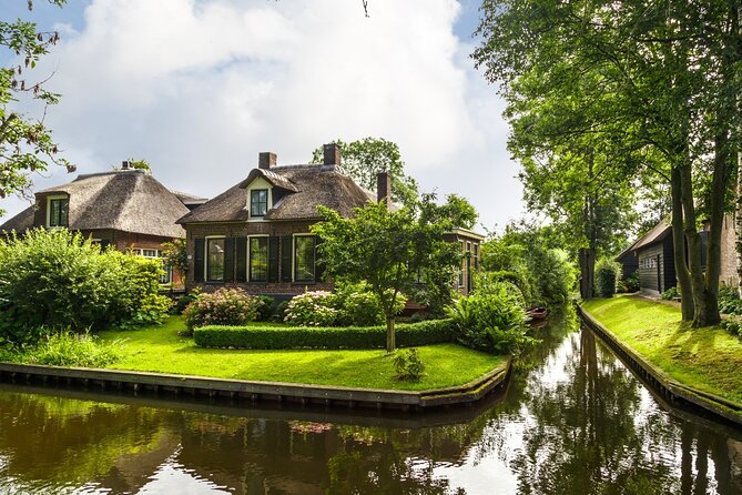 Amsterdam: Giethoorn Tour Scenic Cruise, Cheese & Free Time - Arriving in Giethoorn and Taking to the Canals