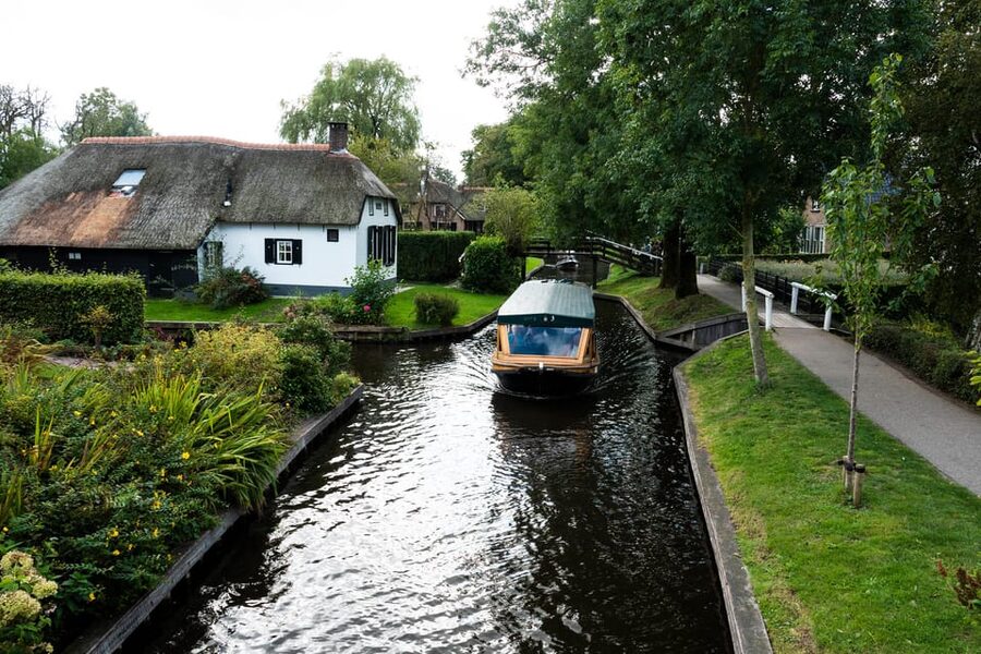 Amsterdam: Giethoorn Tour Scenic Cruise, Cheese & Free Time - What the $75 Price Really Buys
