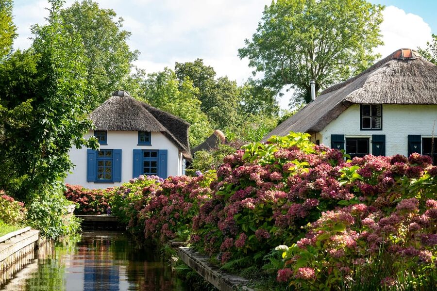 Amsterdam: Giethoorn Tour Scenic Cruise, Cheese & Free Time - Timing, Languages, and Small Practical Details