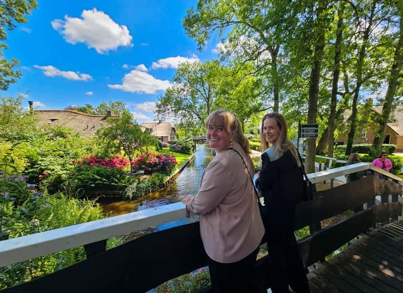 Amsterdam: Live GuideD Giethoorn Boat Tour & Cheese Platter - Why Giethoorn works best from the water