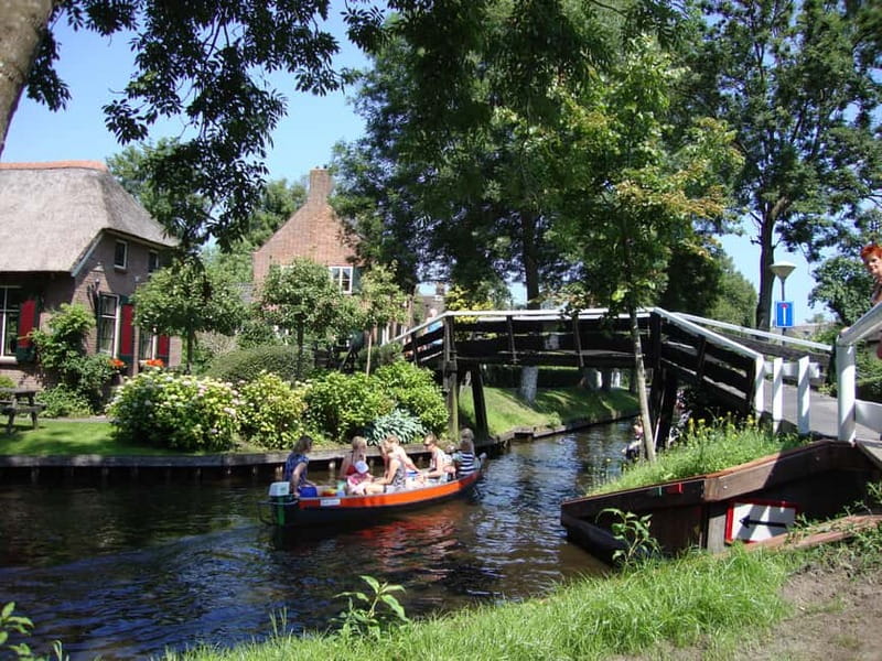 Amsterdam: Live GuideD Giethoorn Boat Tour & Cheese Platter - Free time among bridges and cottages