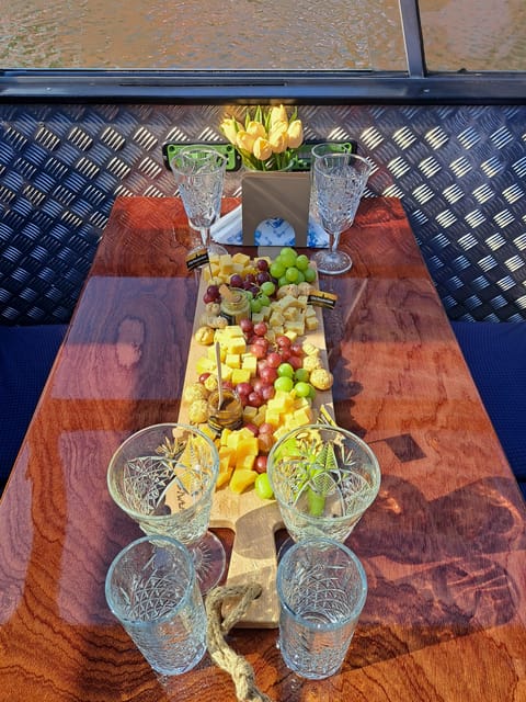 Amsterdam: Luxury Cheese & Wine Canal Cruise - Dutch Cheese Takes Center Stage