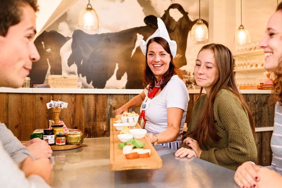 Amsterdam: Premium Henri Willig Cheese Tasting Experience - Pairing cheese with mustard, dips, and drinks