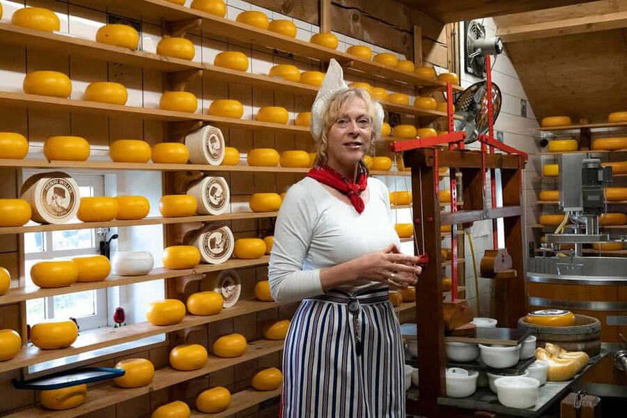 Amsterdam: Traditional Cheese Market Tour to Alkmaar - Arrival at 10:00 and your first look at the market