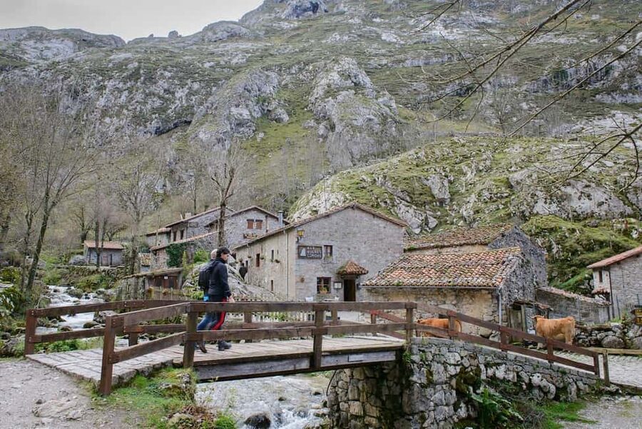 Bulnes: Excursion with funicular and Cabrales cheese cave in the Picos de Europa - Riding the Bulnes funicular underground