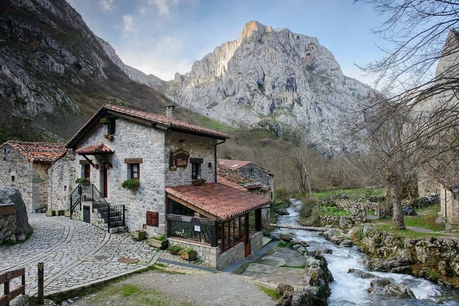 Bulnes: Excursion with funicular and Cabrales cheese cave in the Picos de Europa - The journey to Poncebos and the Cares Gorge