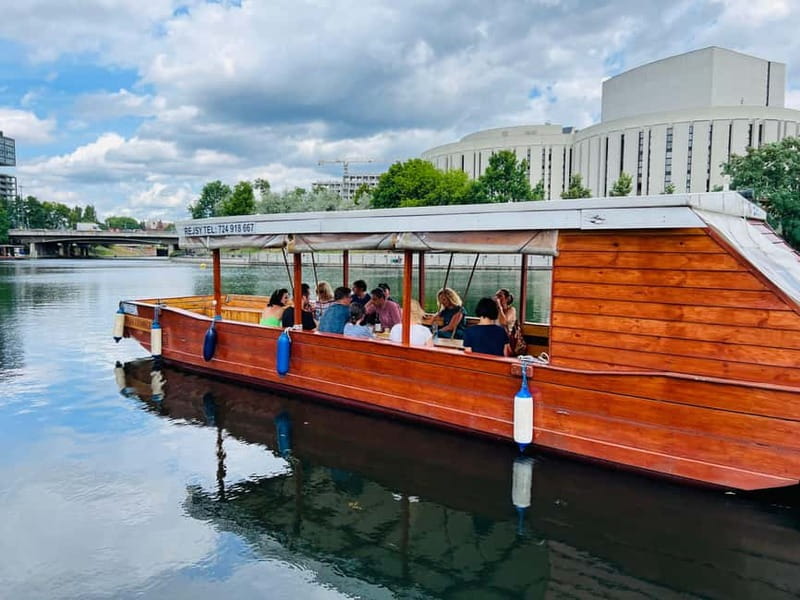 Bydgoszcz: River Cruise with local Wine and Cheese Tasting - The guide’s role and language options