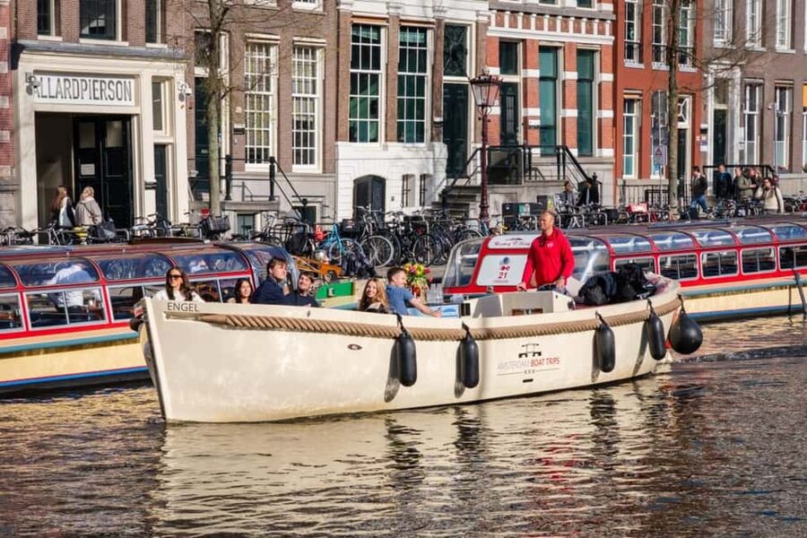 Cheese & Drinks Guided Amsterdam Boat Tour, All Inclusive - Grimburgwal and the return to the old center