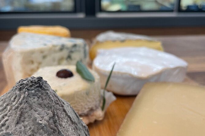 Cheese & Wine Tasting in Montmartre with a Local Cheesemonger - What the cheesemaking lesson adds