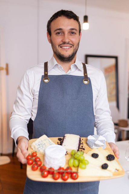 Cheeses and Wines Tour de France with Tasty Games - Hervé keeps the lesson lively