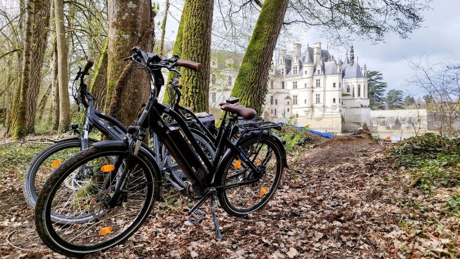 Chenonceau: guided ebike ride and wine & cheese picnic lunch - Arriving at Chenonceau by bicycle