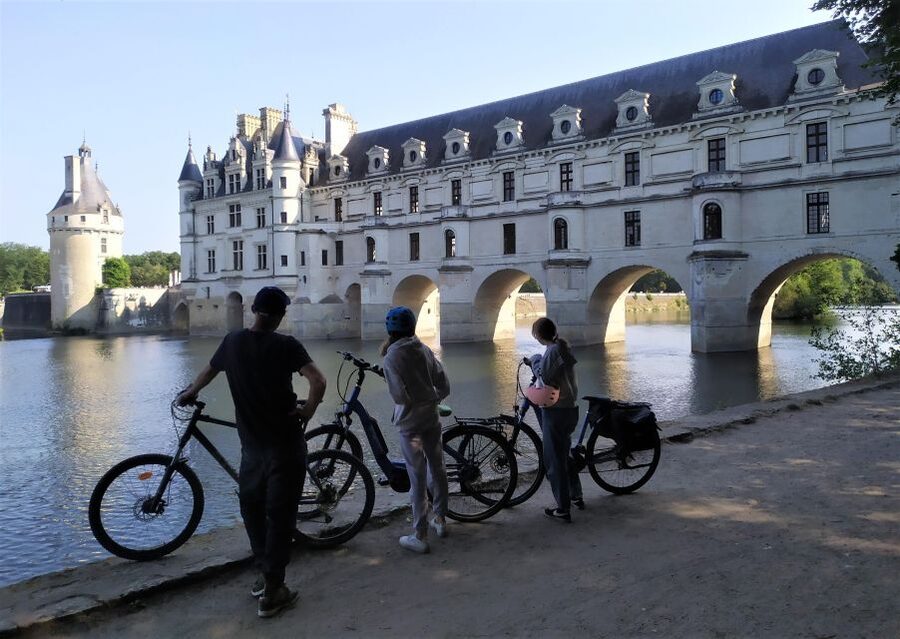 Chenonceau: guided ebike ride and wine & cheese picnic lunch - What the $97 price covers