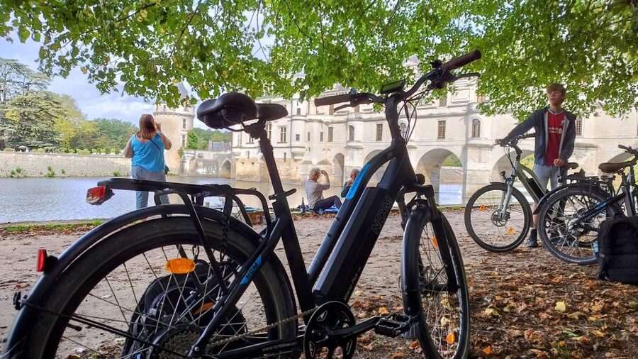 Chenonceau: guided ebike ride and wine & cheese picnic lunch - Starting at Thésée and the Maison Éclusière des Mazelles