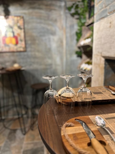 City of Bath: British Wine and Cheese Tasting Experience - What the one-hour schedule feels like