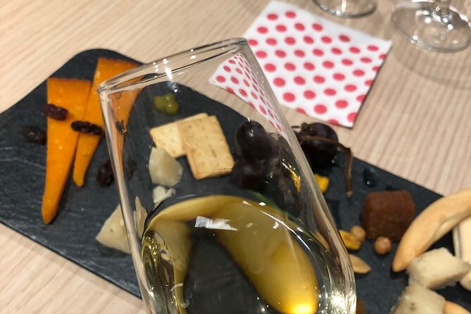 Cordoba sunset, local wine & cheese tasting - The 6 p.m. meeting point near Plaza de la Corredera