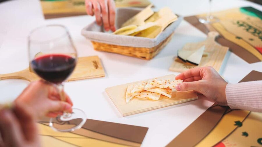 Dolianova: visit and workshop in a cheese factory - The workshop puts your hands into the process