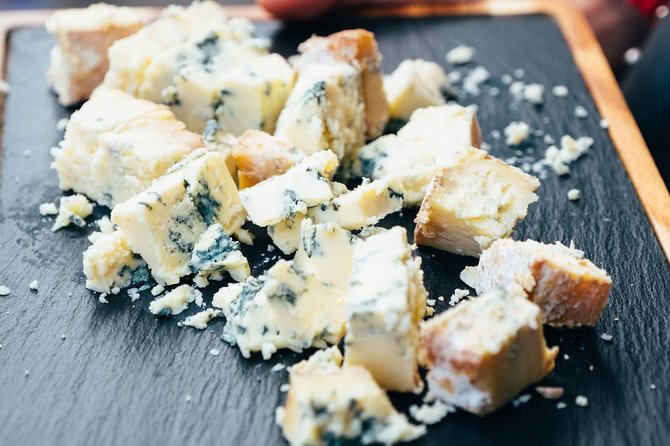Edinburgh Cheese Crawl : Guided Food Tour - Three local businesses, with plenty of tasting