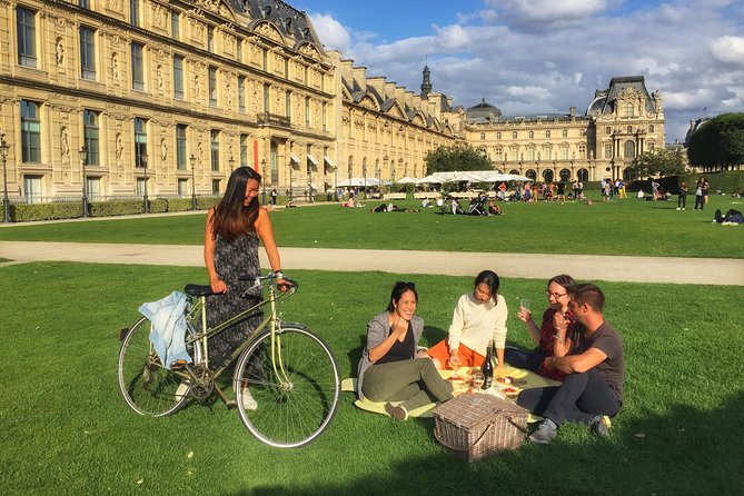 First Day Bike Tour, Top Sights, hidden gems, Wine&Cheese picnic - Place Dauphine and Notre-Dame