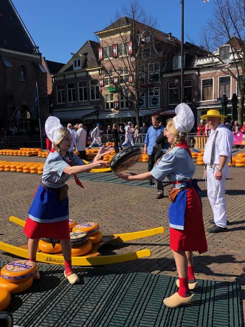 From Amsterdam; Alkmaar Cheese market & Zaanse Schans - Finding lunch and using your Alkmaar time well