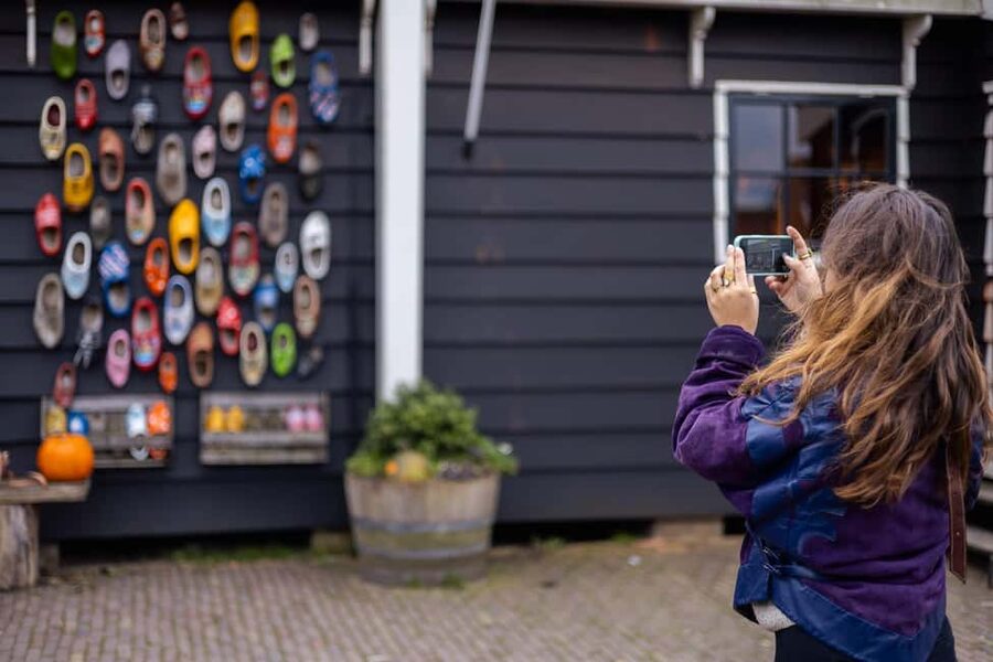 From Amsterdam: Volendam and Zaanse Schans Tour with Cheese - Clogs and cheese, with a taste of working tradition