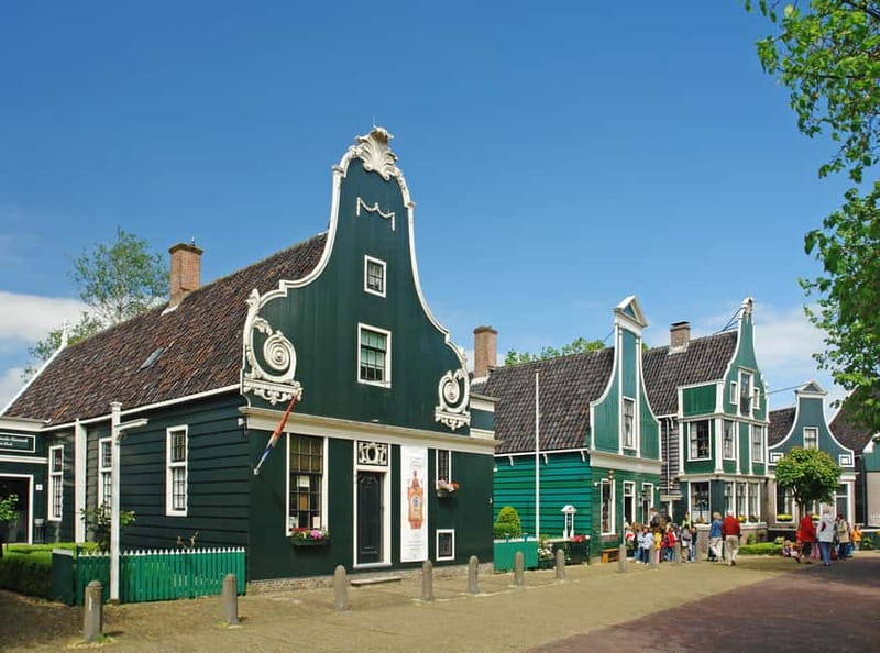 From Amsterdam: Volendam and Zaanse Schans Tour with Cheese - Volendam and the IJssel Lake dike