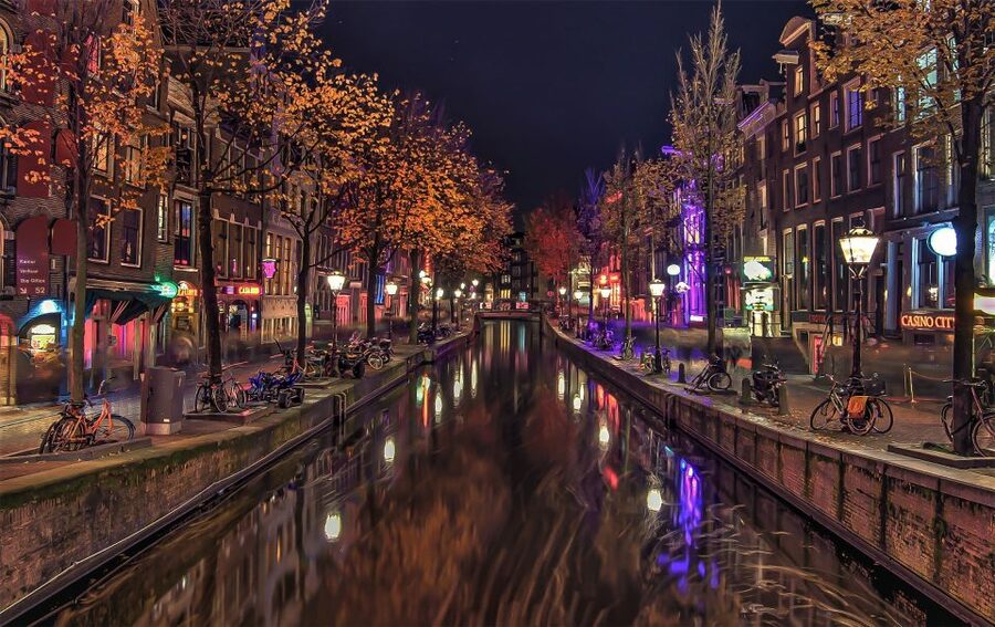 From Brussels: Cheese, Clogs & Windmills Amsterdam Day Trip - The canal cruise question