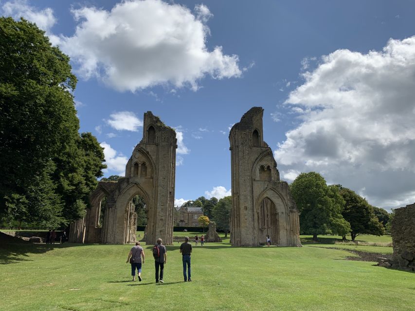 From London: Glastonbury and Cheddar Gorge Guided Day Trip - What the guides add to a long day