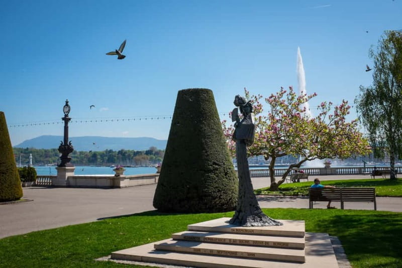 Geneva: City Tour and Fondue Cooking Class, Swiss Folklore - What arrives at the table