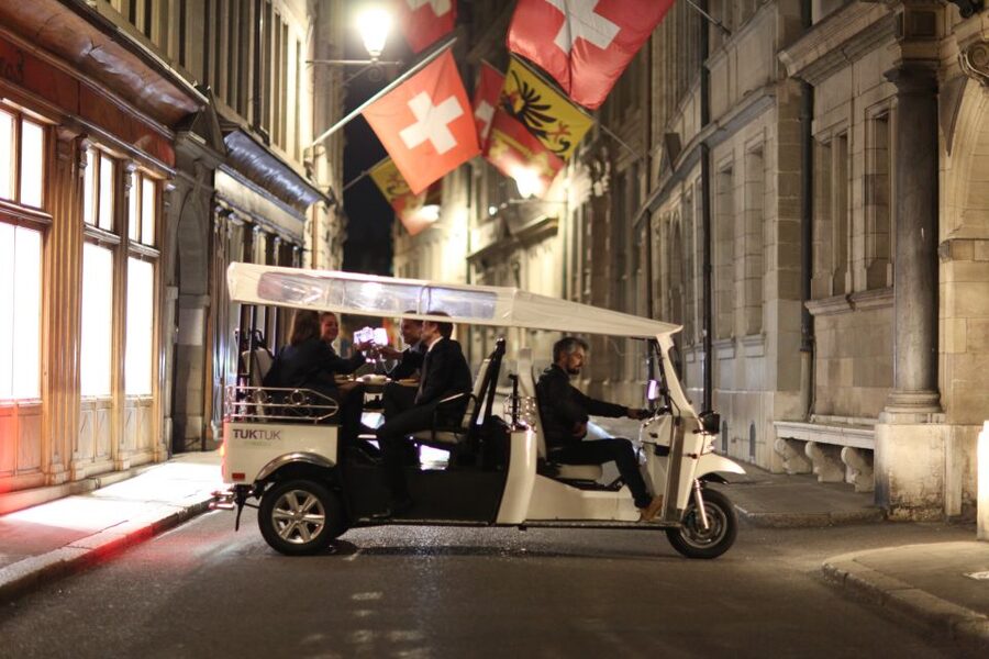 Geneva: tour with fondue and wine in TukTuk - How it compares with a standard city tour