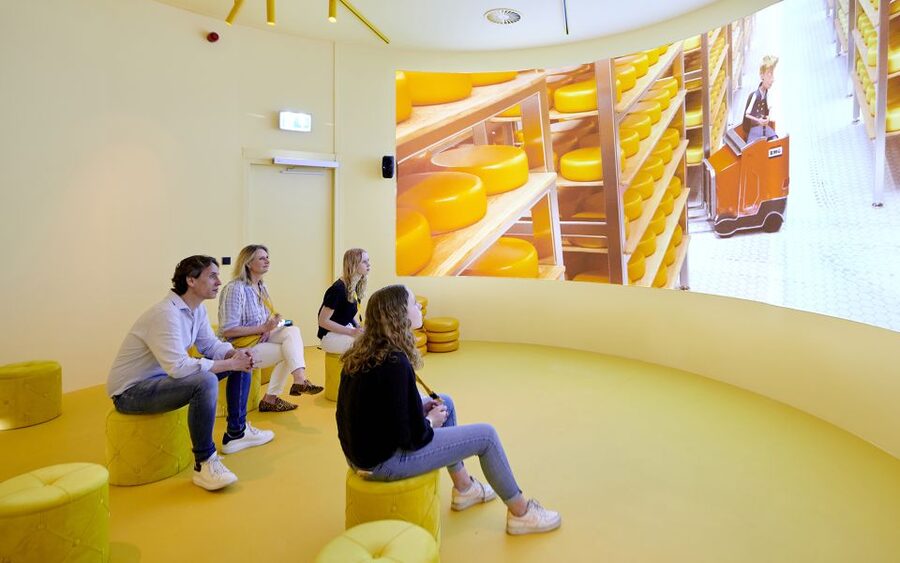 Gouda: Gouda Cheese Experience Entry Ticket - Virtual milking and turning a wheel