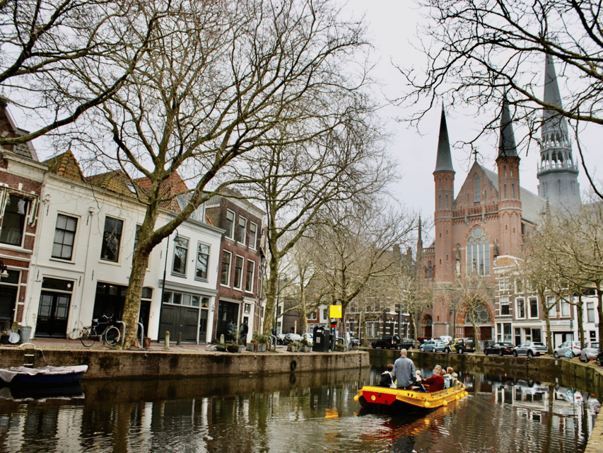 Gouda: Open Boat City Canal Cruise - English, Dutch, and the language question