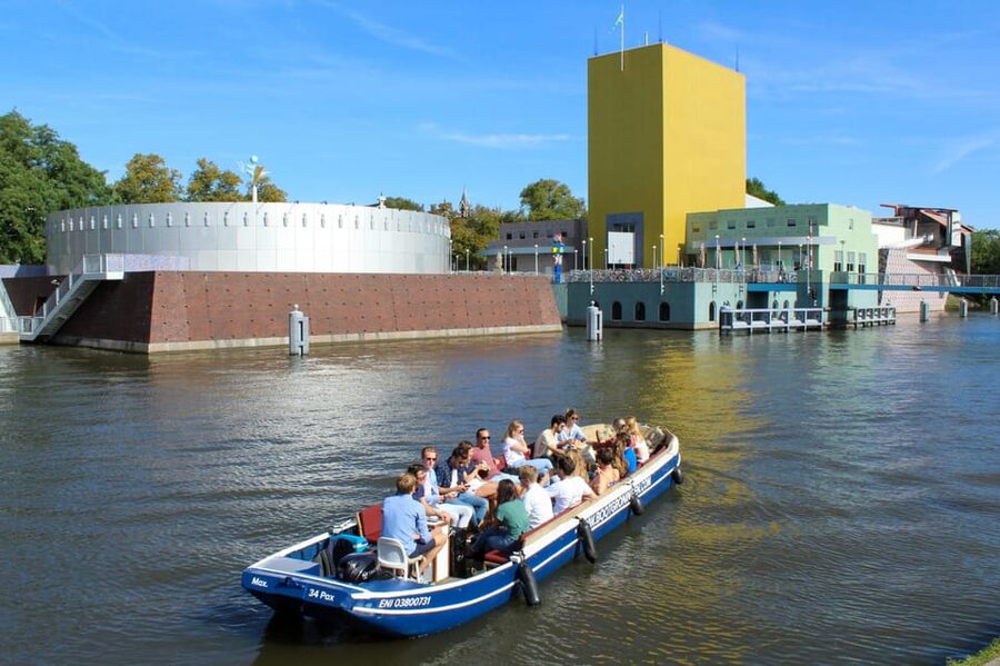 Groningen: Evening Cheese and Wine cruise - Setting out through Het Verbindingskanaal