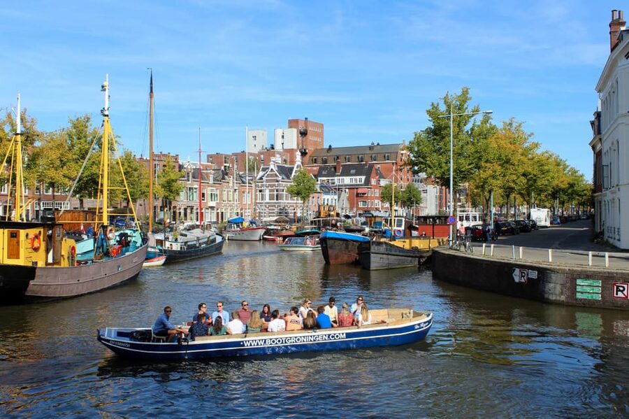 Groningen: Evening Cheese and Wine cruise - Cheese, wine, and the small-group setting