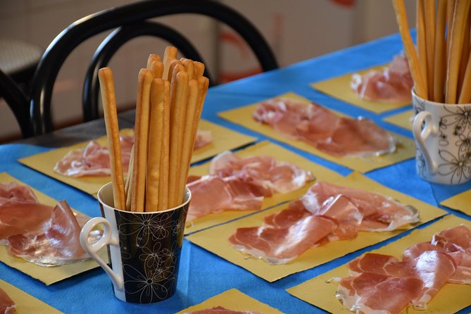 Guided group tour TastyBus: Parmesan Cheese and Parma Ham - Why the guides make a difference