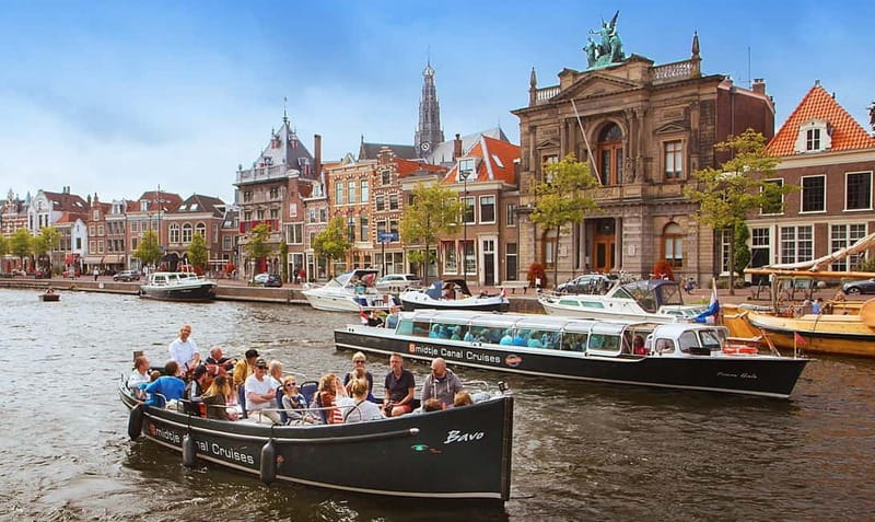 Haarlem: Local Cheese and Wine Cruise - Comfort, access, and the adults-only rule