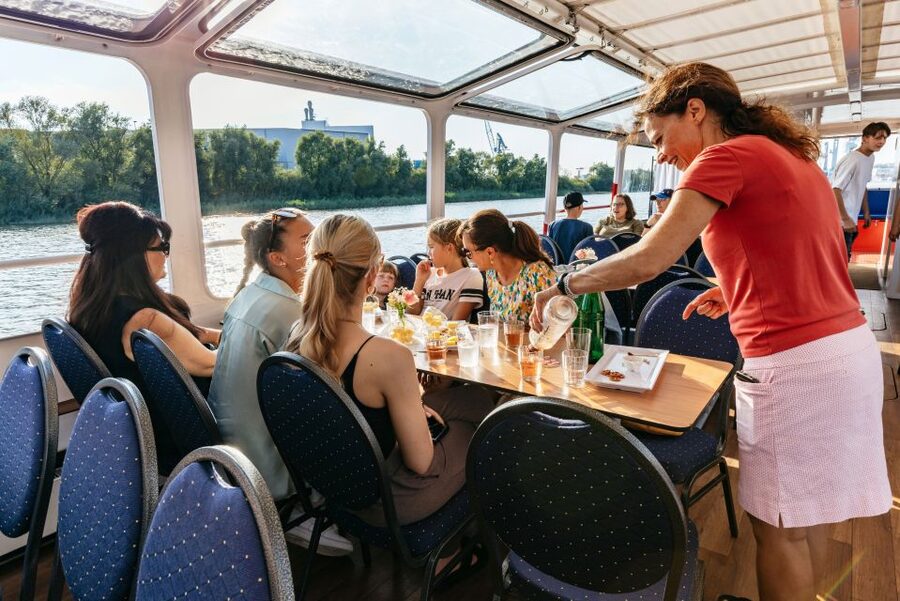 Hamburg: Harbor Cruise with Wine and Cheese - The first glass and the working port