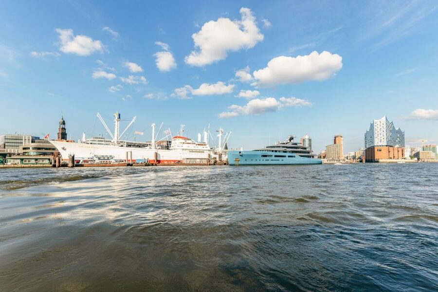 Hamburg: Harbor Cruise with Wine and Cheese - Speicherstadt and the tide-dependent route