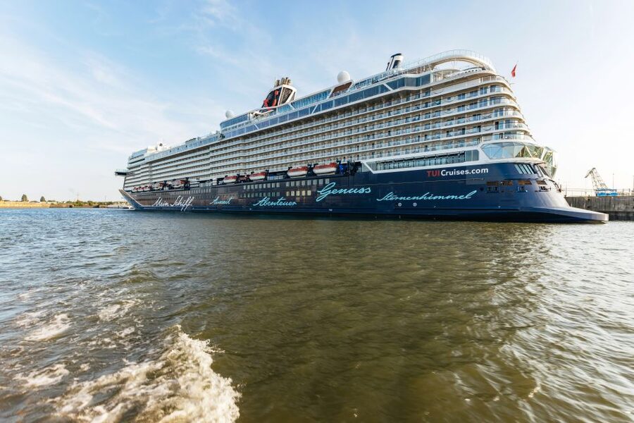 Hamburg: Harbor Cruise with Wine and Cheese - Wine, cheese, and the simple boat setting