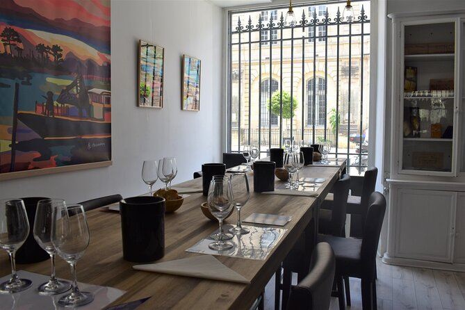 Introduction to Bordeaux wines paired with cheeses & charcuterie - A small room, a social atmosphere