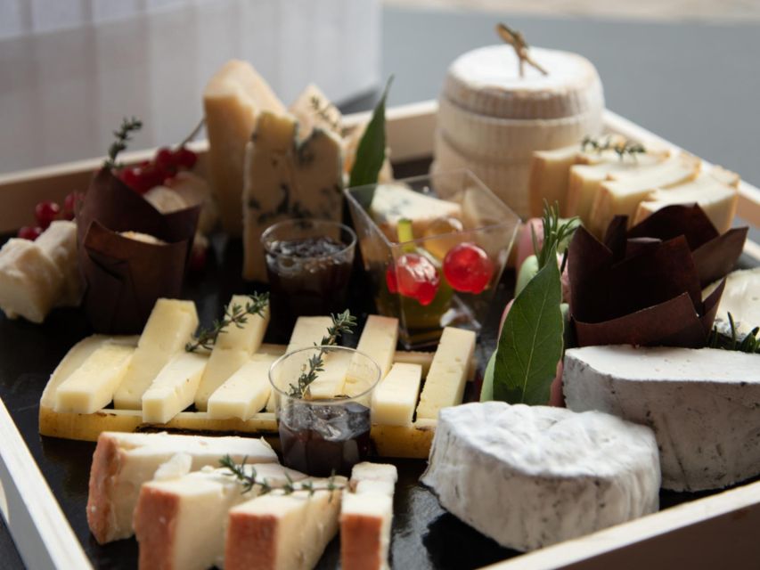 Lake Como: Cheese and Wine Tasting in Valsassina - Arriving at the Carozzi cheese shop