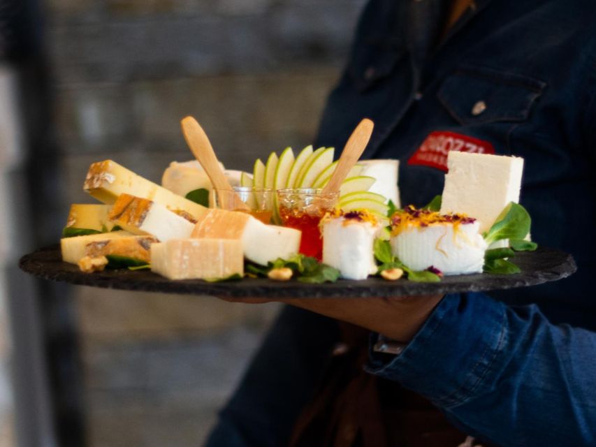 Lake Como: Cheese and Wine Tasting in Valsassina - The cheese tasting: two varieties with a clear focus