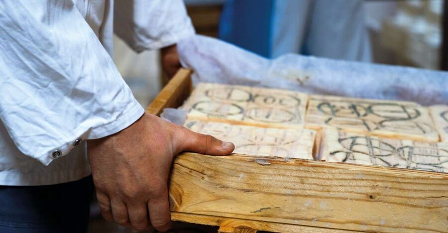 Lake Como: Cheese Factory Tour and Tasting in Valsassina - The tasting: eight cheeses, compotes, honey, and wine