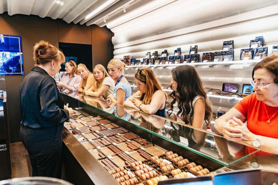 Le Marais Walking Food Tour with Cheese, Wine & Pastries - Cheese, wine, and the restaurant stop
