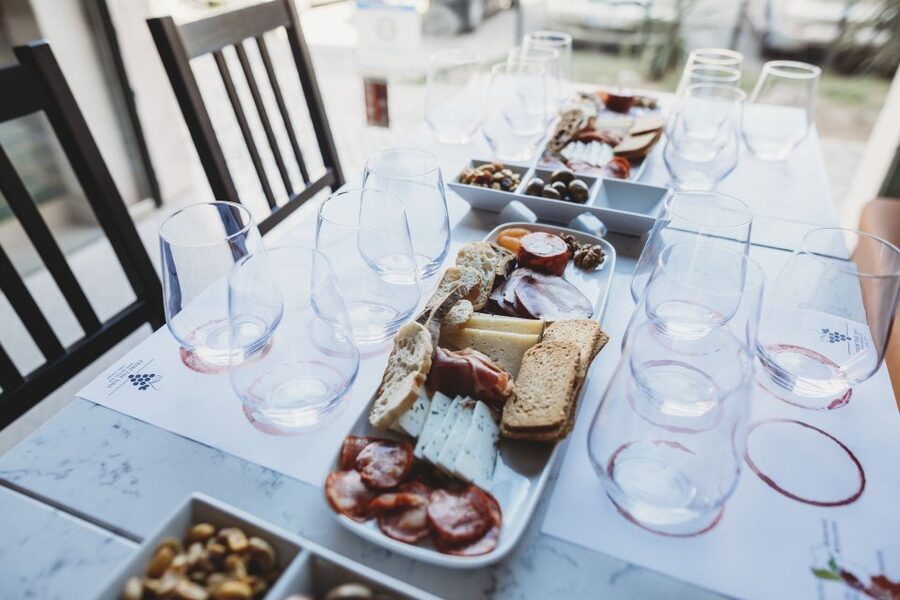 Lisbon: Portuguese Wine and Cheese Tasting with Lunch - Six Portuguese wines, six different regional stories