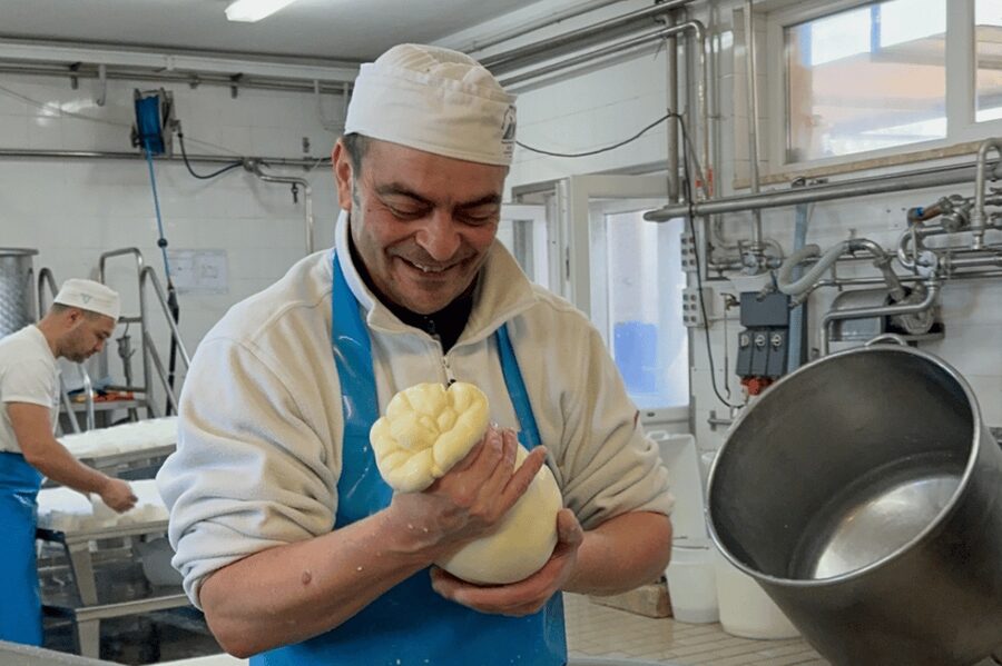 Martina Franca: Mozzarella and Pasta Workshop with Farm Tour - A short stop at the ancient church