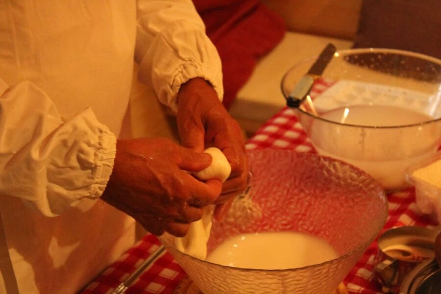 Matera: Mozzarella and Cheese tasting with a Cheesemaker - Who will enjoy this most?